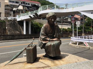 林芙美子像