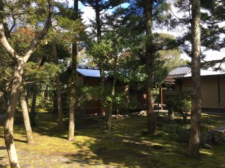 路地から共待「閑睡軒」