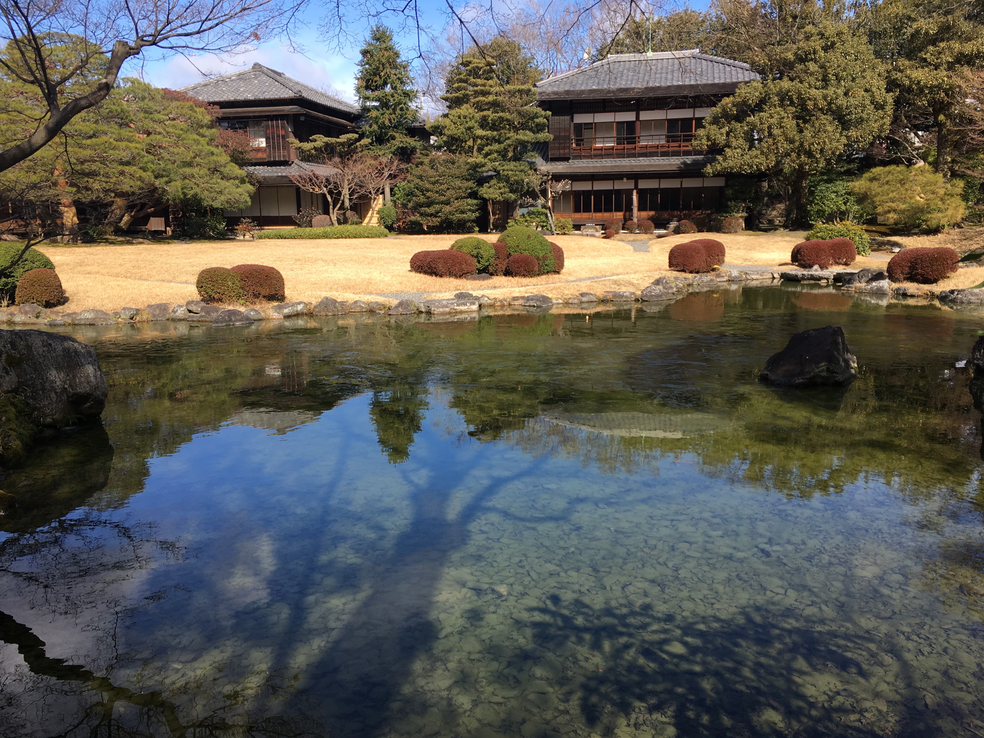 池から母屋と離れ