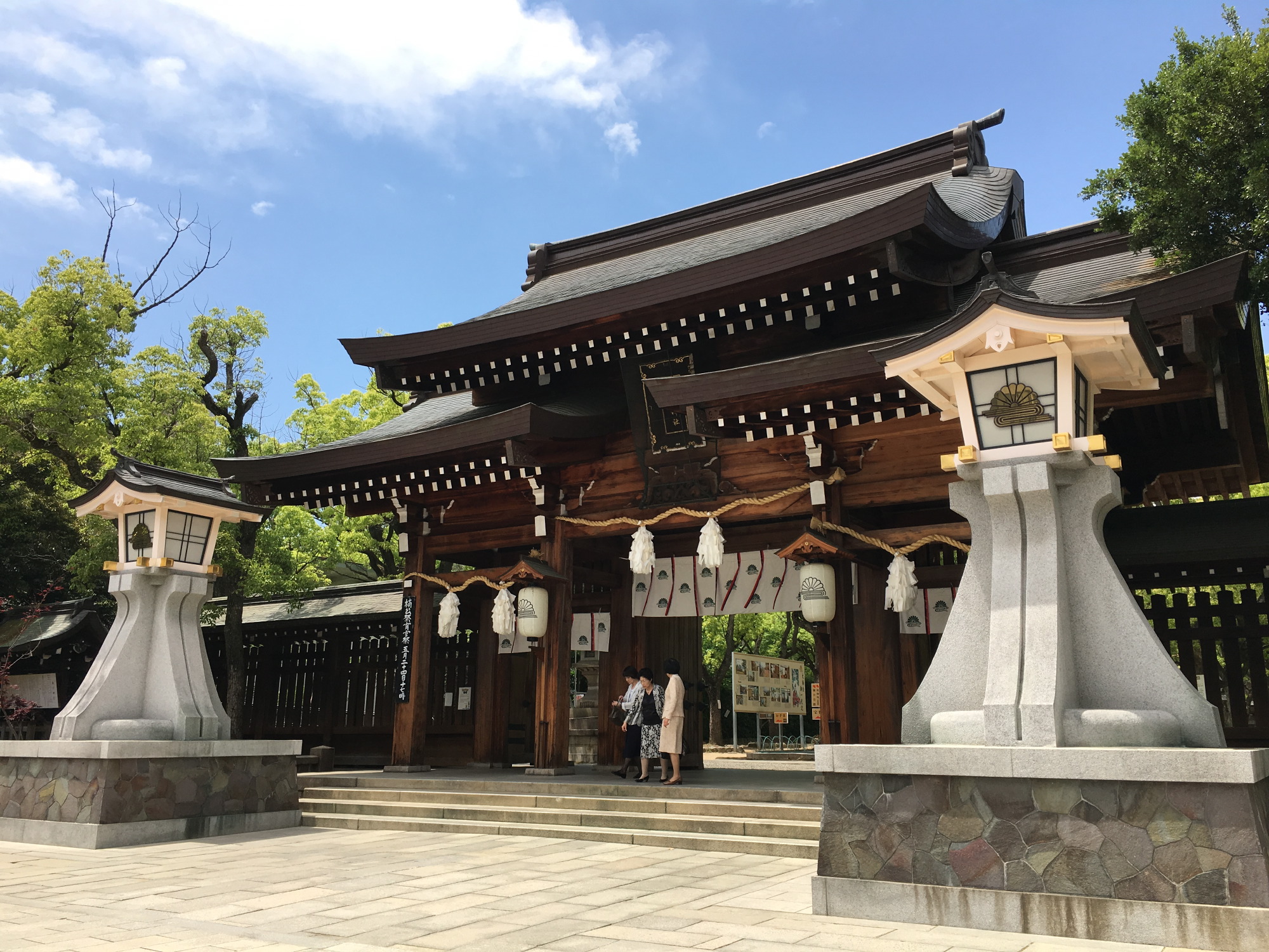 湊川神社正面入口